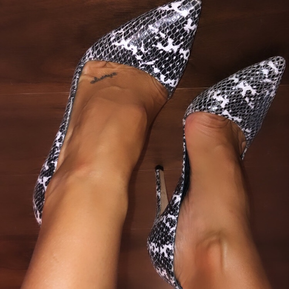 alice & olivia snake skin print pumps
